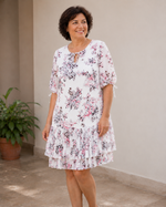 Zeieli AI gallery rochie-albastra-cu-imprimeu-floral alba zeieli-ai-lifestyle-v1 5
